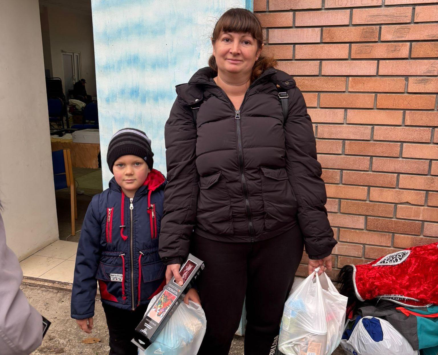 Pojke och mamma som fått matpaket i Charkiv