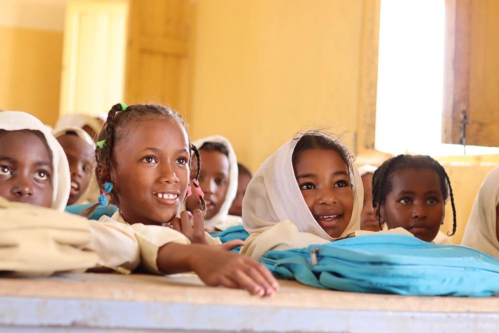 Flickor i skolmiljö i Sudan